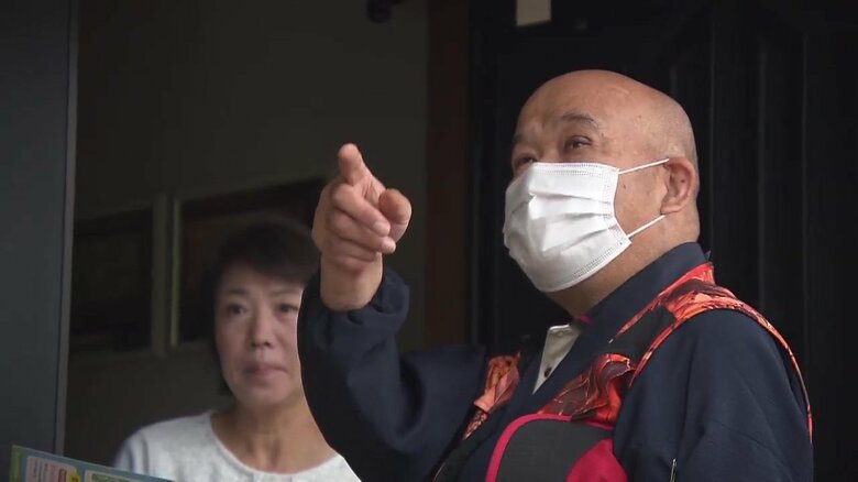 チラシを配り説明する「小城の自然を育てる会」の男性会員