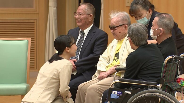 国立ハンセン病療養所「大島青松園」で入所者と懇談される佳子さま