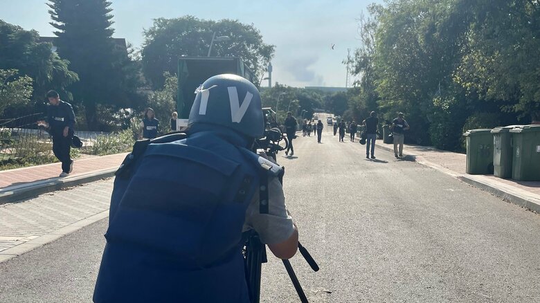 つきあたりの壁の向こうのガザからは黒煙が