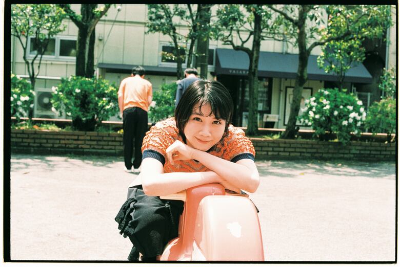 (C)川島小鳥 松本穂香×ジャルジャル写真集「アイアンド ランド」より