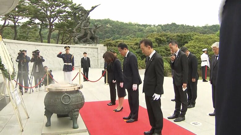 慰霊碑に献花し、焼香を行った岸田首相