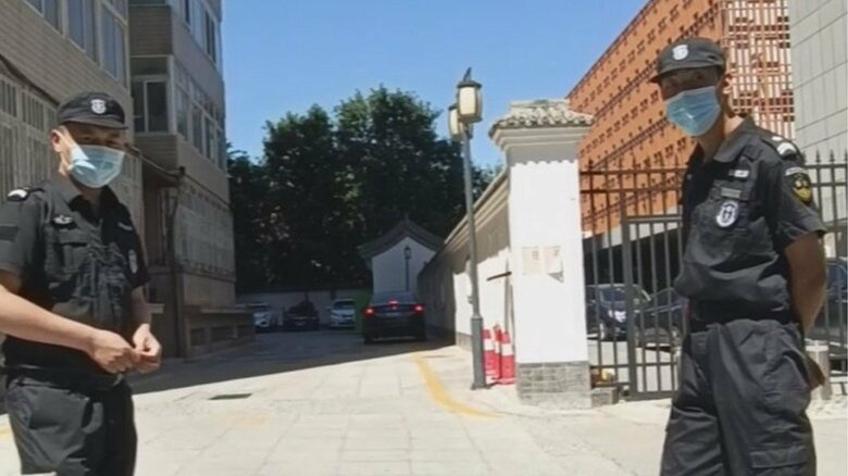 事件の前日、張さんの自宅は厳重に警備され中には入れなかった