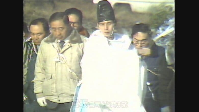 「拝観式」を取り仕切る当時35歳の宮坂宮司（1986年2月）