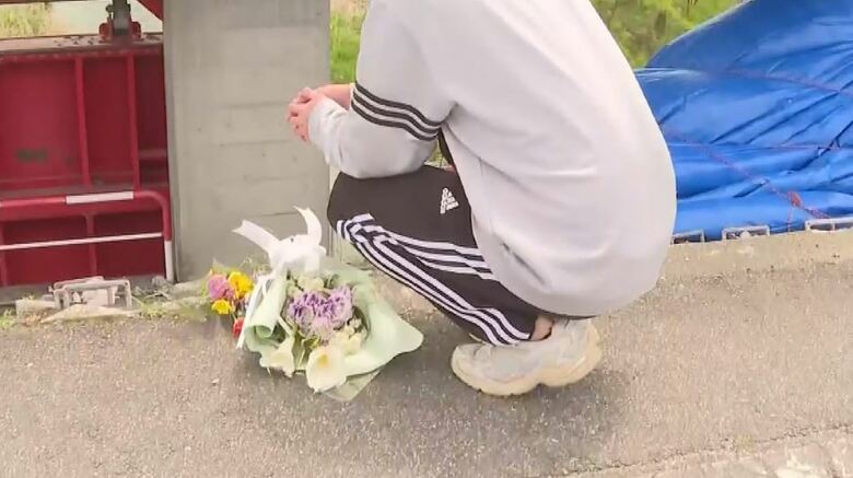 亡くなった男性の友人が献花