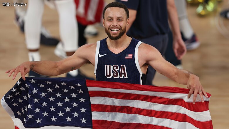 優勝を決め、アメリカ国旗を手に笑顔を見せるステフィン・カリー選手