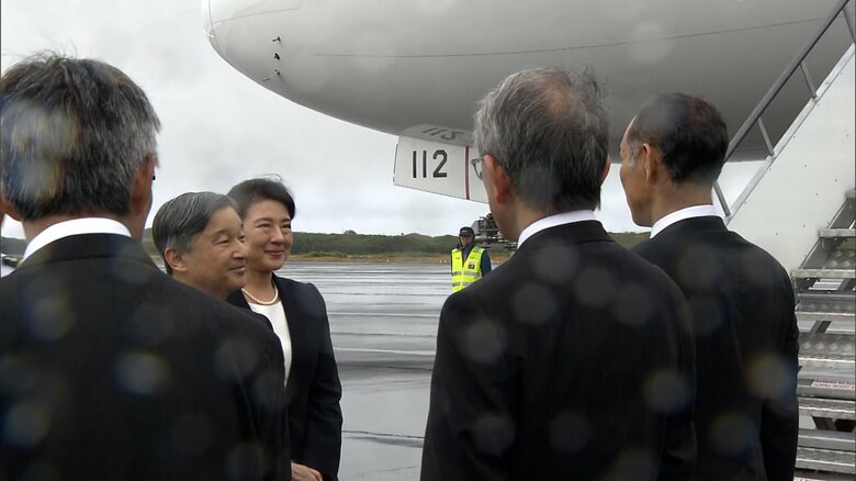 硫黄島に到着された天皇皇后両陛下