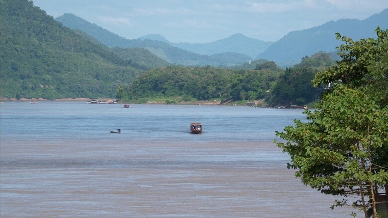 世界遺産の古都ルアンパバーン旧市街から臨むメコン川