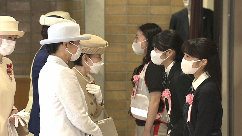 式典後、上白石萌音さんと交流される皇后さま