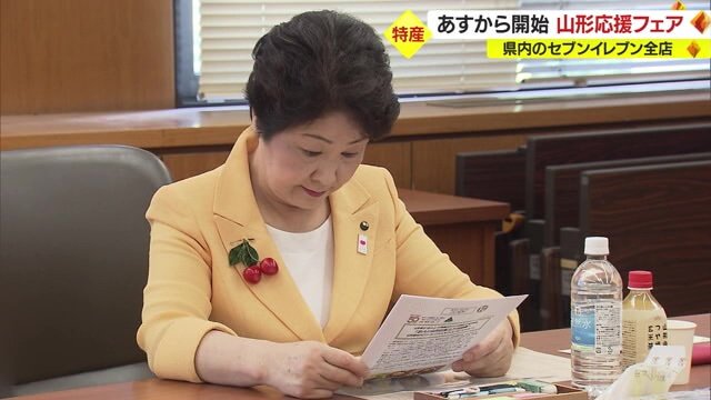 商品概要に目を通す吉村知事