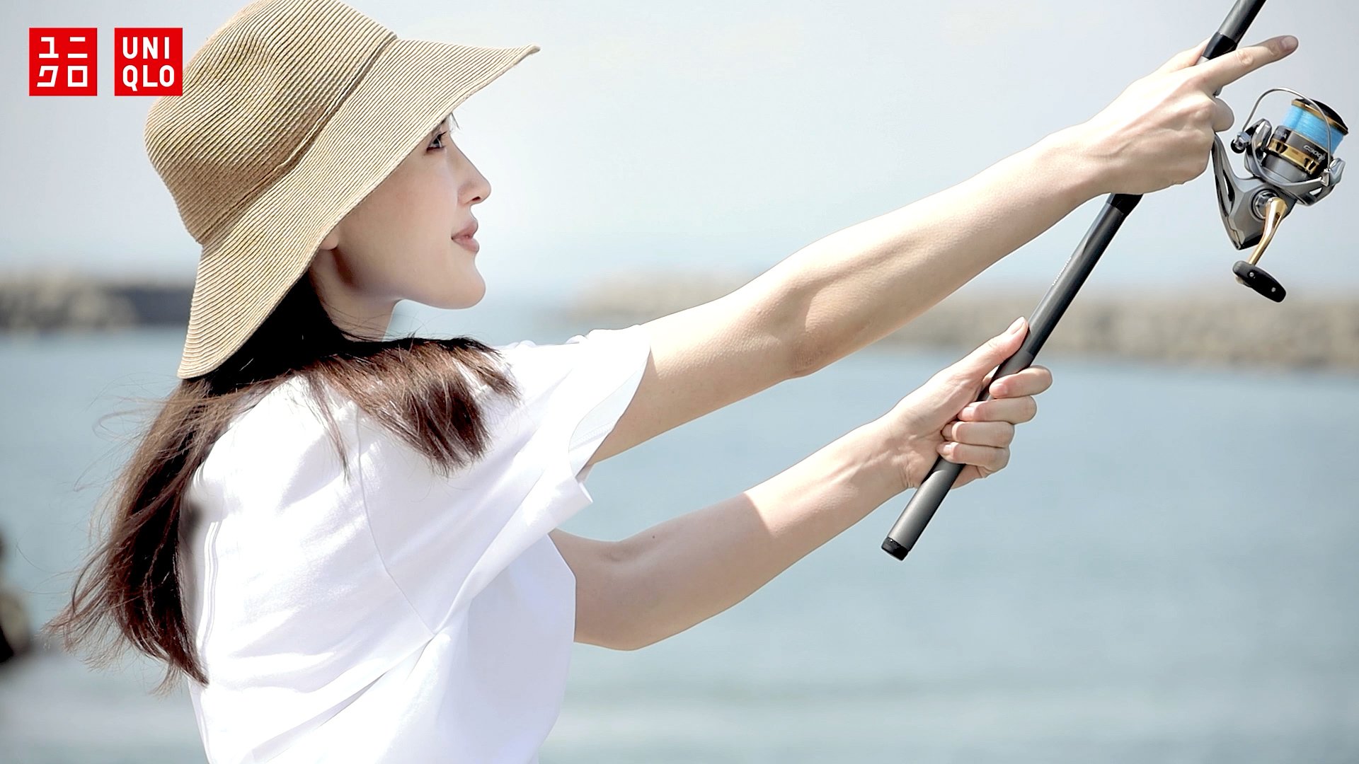 綾瀬はるかのカッコいい 竿さばき にうっとり 白t ジーンズ姿で海釣りに挑戦 Fnnプライムオンライン Goo ニュース