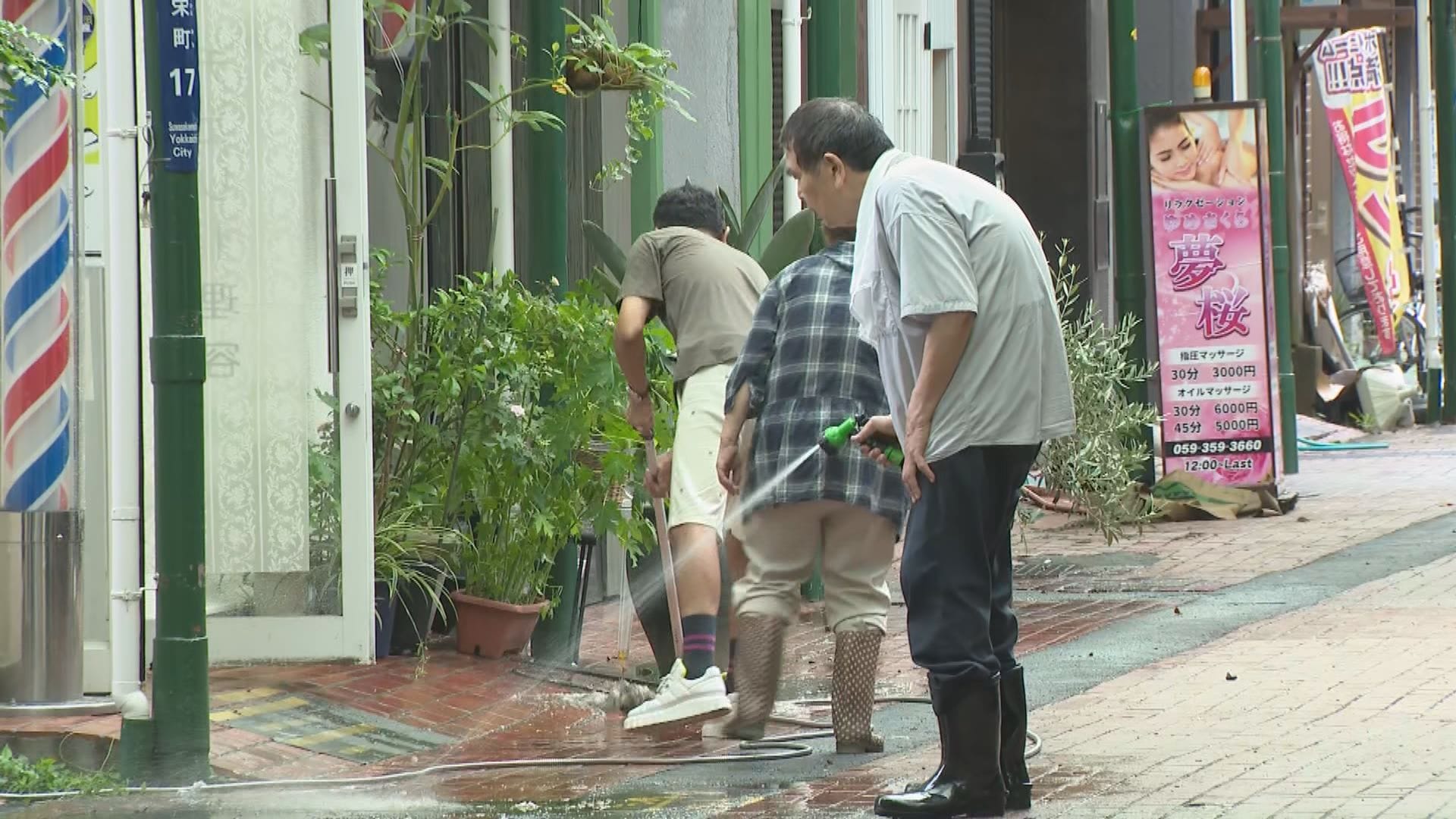 「こんな事になるとは…」猛烈な雨で浸水した四日市市の商店街で片付け作業 13日も東海3県は局地的な大雨に警戒