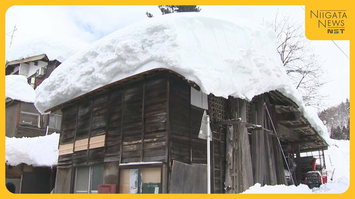 雪の降った日の廃屋 空き家・アーケード…雪の重みで“建物倒壊”相次ぐ 住民・業者は除雪作業