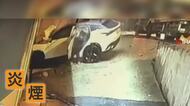 ガードレール突き破り車が店に衝突の瞬間　炎と煙のなか近隣住民が窓ガラス割り運転手を救出　命に別条なし　トルコ