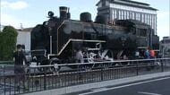 “鉄道のまち津山”で秋の行楽客を迎える準備　「鉄道の日」にＪＲ津山駅前で蒸気機関車の清掃活動【岡山】