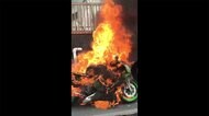 信号待ちのバイク炎上 信号機に燃え移る 神奈川・横浜市