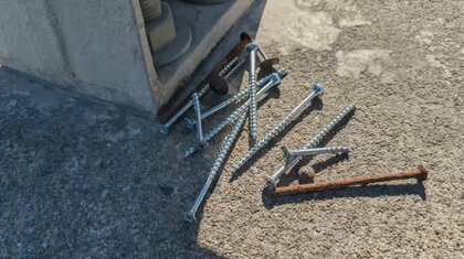 「一体だれが？」道路の白線上などに大量のクギ…近くの道路でも車20台がパンクする異常事態