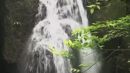 【涼を求めて】１）趣の違う２つの「涼」真庭市・山乗渓谷の不動滝　細かな水しぶきと流しそうめん【岡山】