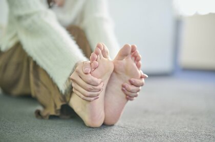 就寝時の“足冷え”を緩和？足先に貼るだけの「温熱シート」が登場…体を温める重要性を小林製薬に聞いた