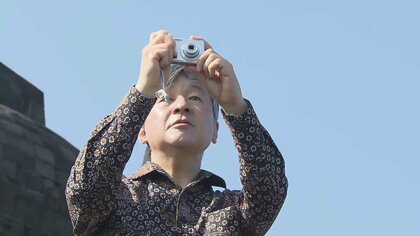 天皇陛下、伝統衣装に布サンダル姿でインドネシアの仏教遺跡視察　熱心に質問重ね愛用のカメラでパシャリ