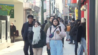 春節の大型連休始まる 中国ではのべ90億人が国内外を移動か 早くも北海道には大勢のインバウンドの姿が ラーメン店で“ファストパス” SNSで大人気の菓子 飛ぶように売れる“雪玉製造機”