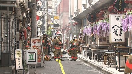 JR新橋駅近くの雑居ビルで火災　ごみ置き場から出火、消火活動続く　けが人情報なし
