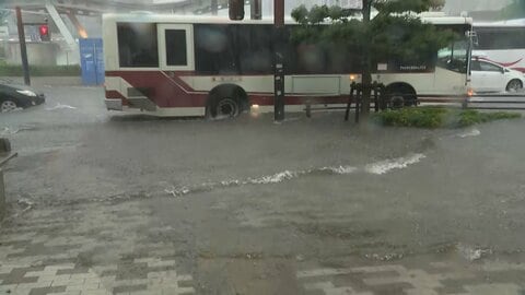 愛知と岐阜に「線状降水帯」発生　名古屋市の栄駅前の交差点が冠水　地下道の入り口スレスレまで押し寄せる雨水