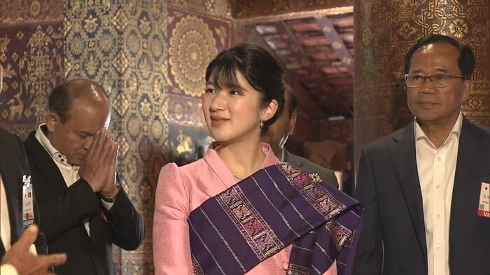 シェントーン寺院の本堂内を見学される愛子さま