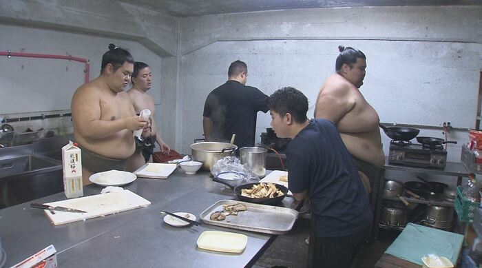 厨房で食事の準備