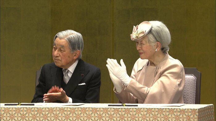 歌手・三浦大知さんに拍手を送られる両陛下