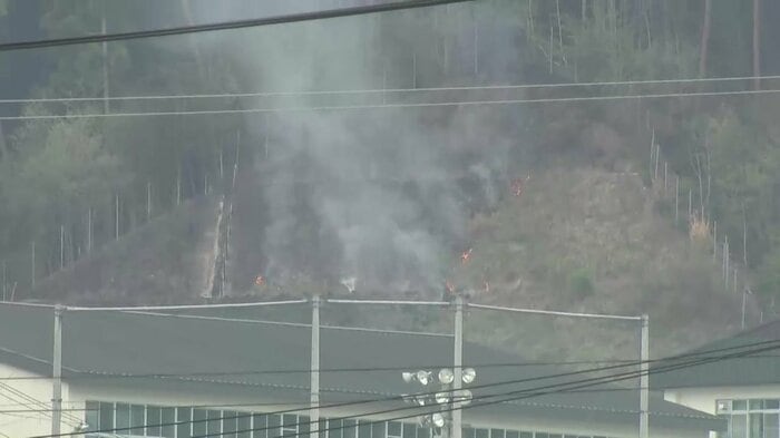 大槌高校の裏山で火の手が確認された（4月27日午前10時ごろ）