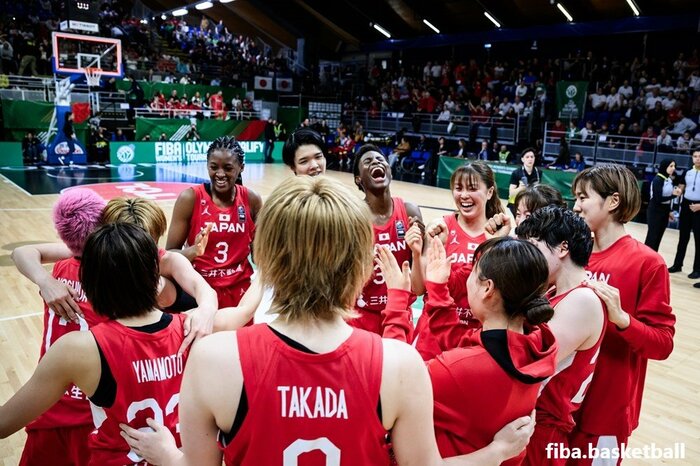 試合後勝利の喜びを分かち合う代表選手ら(11日、ハンガリー・ショプロン)