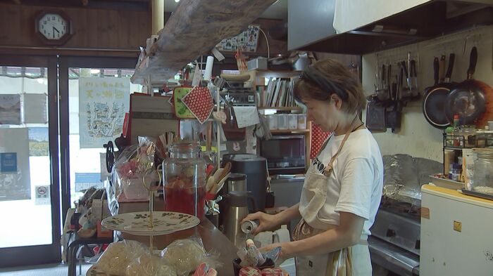 立ち退き対象地域でカフェ「あづき」を営む岡山富美子さん