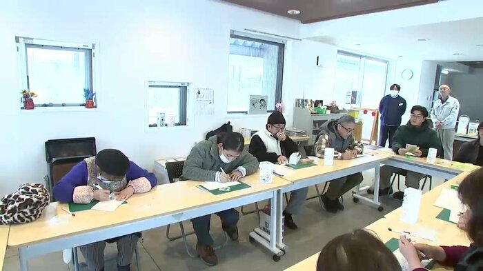 追悼行事に向けて灯籠の製作会