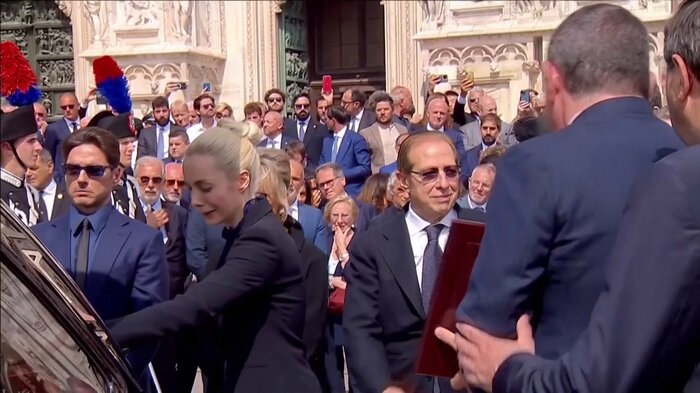 ベルルスコーニ氏の棺に手を触れるマルタ・ファシーナさん(33)