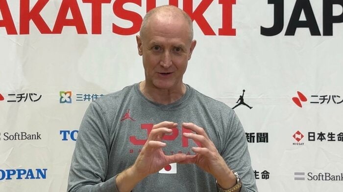 会見に応じるトム・ホーバス監督(16日、都内)