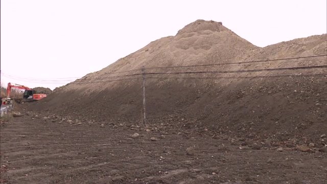 福島県西郷村真船の私有地に積み上げられた土砂