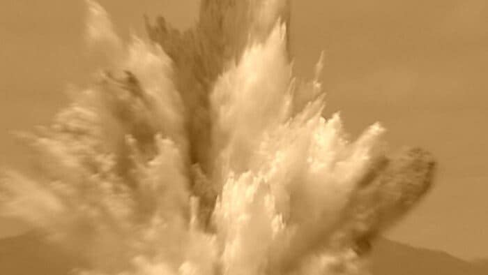 校庭で爆発が...（イメージ）