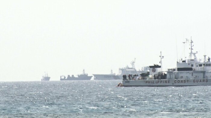 パグアサ島より 手前がフィリピン巡視船で奥が中国船団