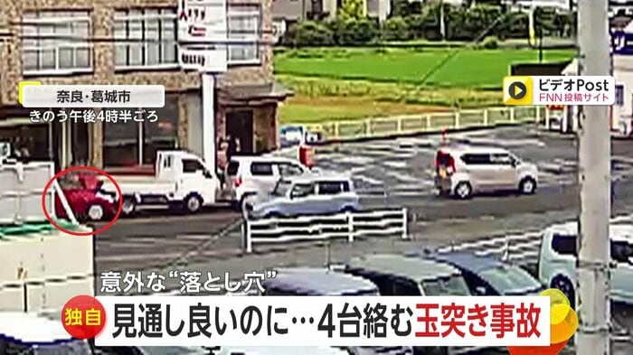 軽トラックに赤い車が追突する瞬間…ボンネットが開き部品が飛び散っている