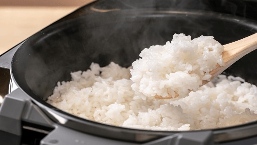 「炊飯試験」で炊いたご飯を原料にした(提供:象印マホービン)