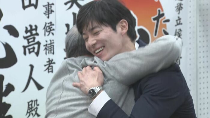 支援者と喜びを分かち合う石田氏