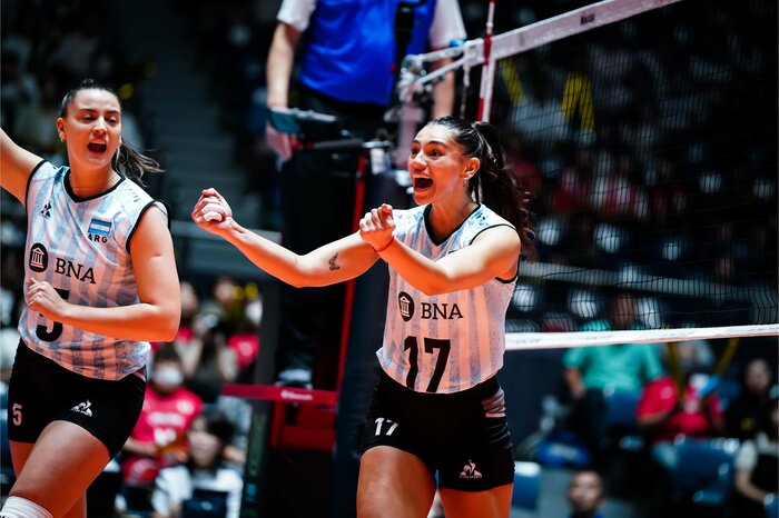 ブロックに警戒 カンデラリア・ヘレラ(写真:©️FIVB)