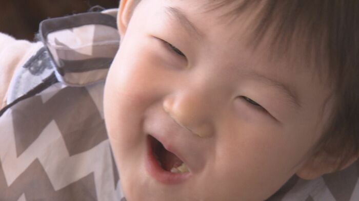 お弁当をほおばる