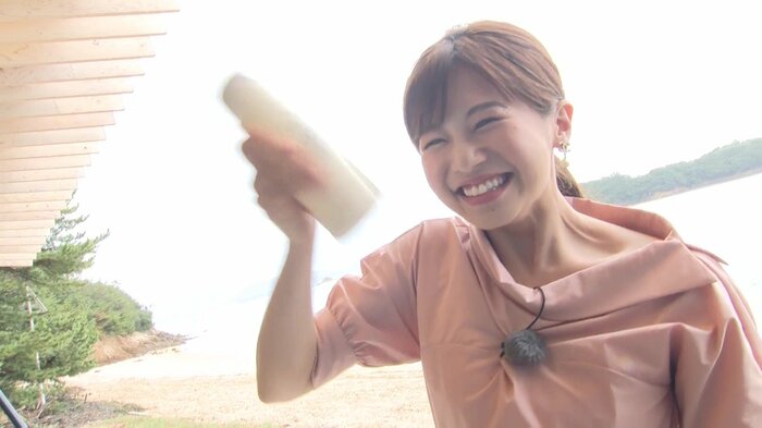 バターづくり体験をする森夏美アナウンサー