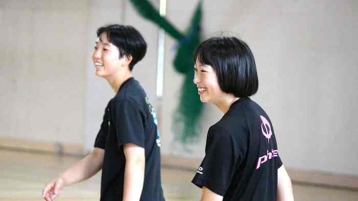 笑顔で練習に臨む本間陽菜乃さん(左)、高島心愛さん(右)