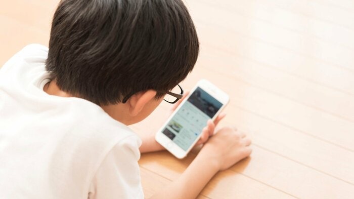 スマホに熱中しすぎてしまう子供もいるという(画像はイメージ)