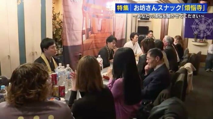 カウンターで接客するのはママさんではなく、お坊さん!