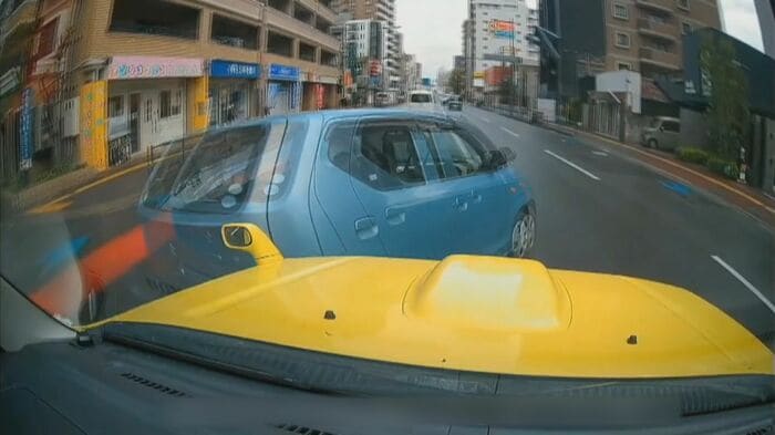 突然、前を横切る青い車(福岡市城南区・2025年4月14日)