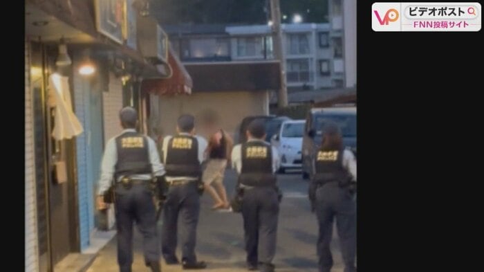 警察官に取り囲まれた男（8月4日夜）