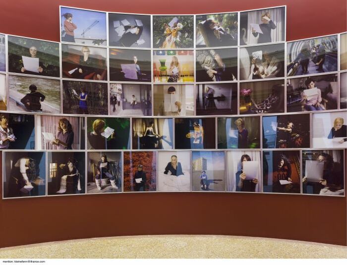 ソフィ・カル《どうぞお元気で》2007年 (Take Care of Yourself) ヴェネツィア・ビエンナーレの展示 2007年 Photo : Florian KLEINEFENN / Aia Productions © Sophie Calle / ADAGP, Paris 2024 Courtesy of the artist